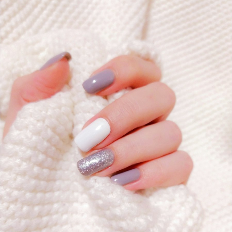 Ongles en gel gris, blanc et pailleté