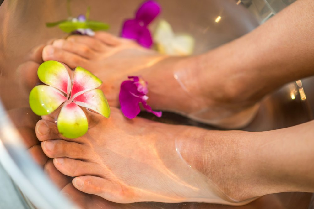 Bain de pieds aux fleurs pour une pédicure